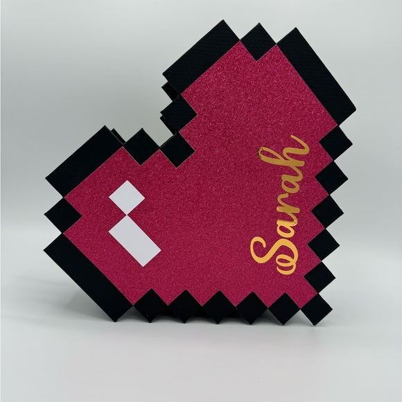 Pixelated heart-shaped box customized with magnetic side closure. - Picture 11 of 12